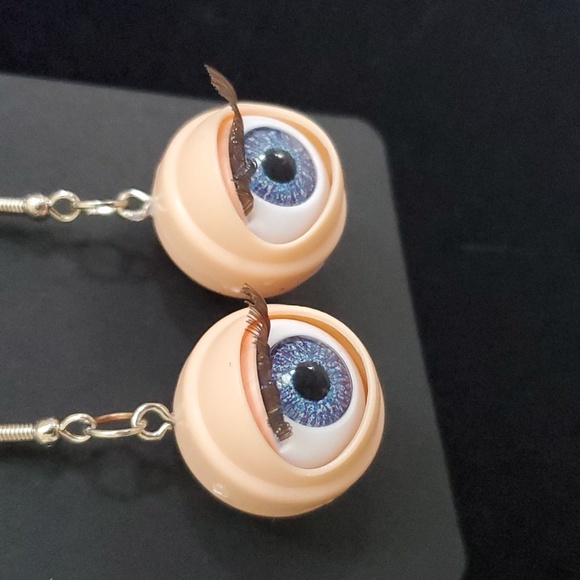 Creepy Dolly Eye Earrings with Lashes. Opens and Closes Eyes - Picture 2 of 9